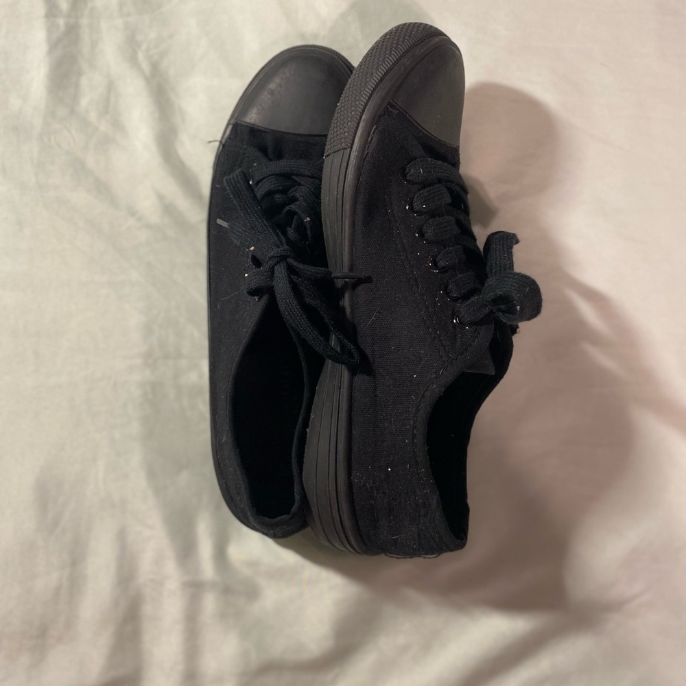 - Charles Albert- 
- Size 9 US Women’s-